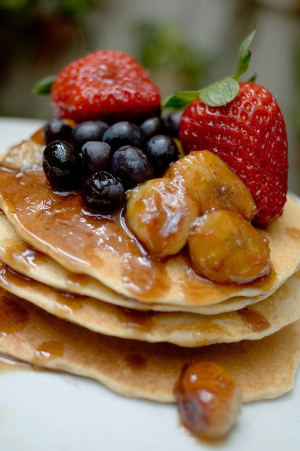 Pancakes moelleuses à la banane, accompagnées de yaourt, de miel et d'un mélange de fruits et de noix — photo 2