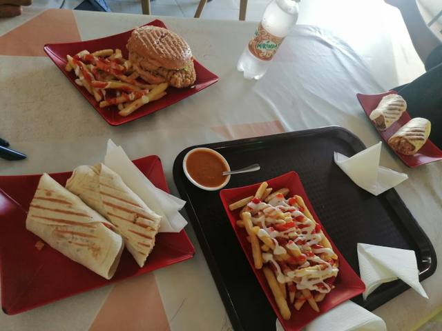 Tasty Hut Fastfood in Medine Camp de Masque