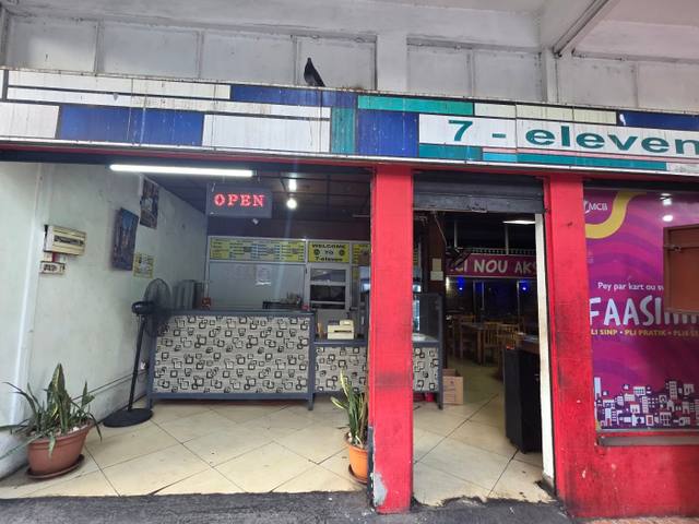 7 eleven snack in Centre de Flacq