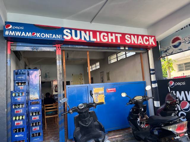 Sunligth snack in Mahébourg