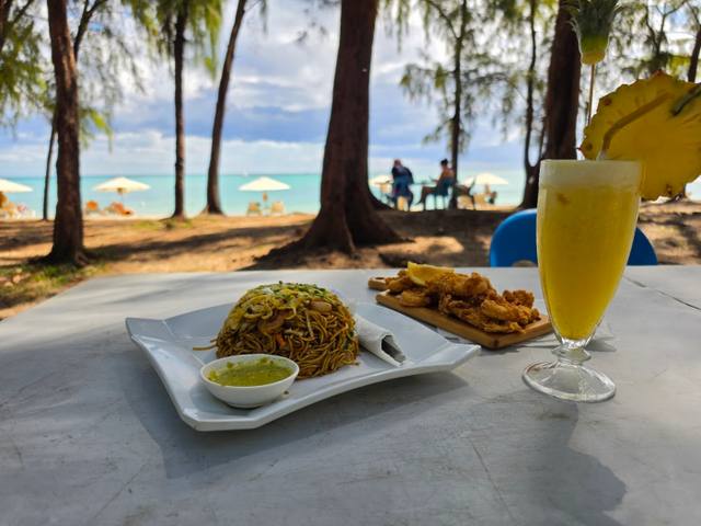 Sundeck beach food in Grand Baie
