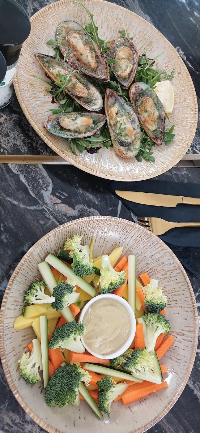 THE FABULOUS BAR & FOOD